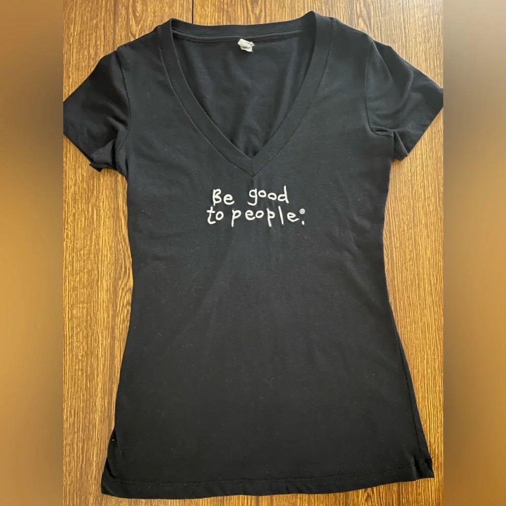 Be Good To People 
Women’s 
Small/Medium 
Black 
Short sleeve t-shirt - Picture 2 of 5